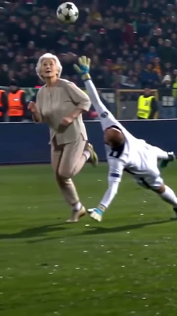 Ozil goal AI video frame, 2 to 4 seconds: grandma chips the ball over the diving keeper