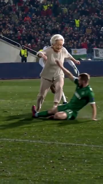 Ozil goal AI video frame, 7 to 12 seconds: two defenders slide past grandma